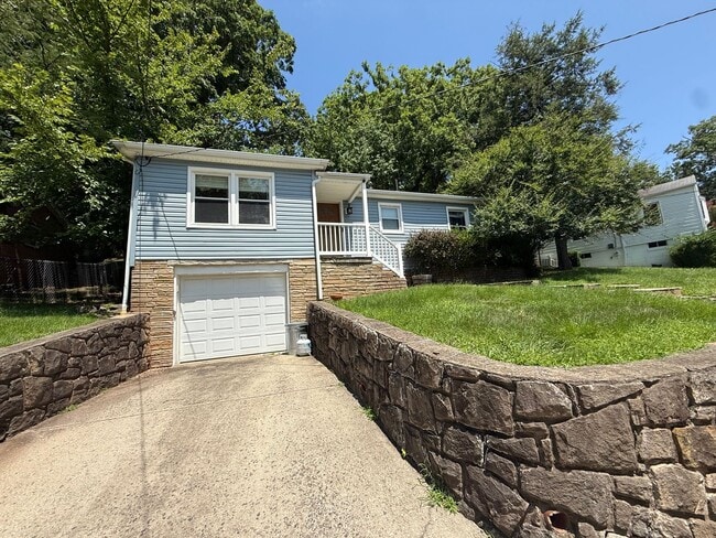 Building Photo - 3 bed 2 bath house for rent