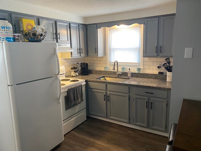 kitchen - 34 Hayes Ave Unit #1