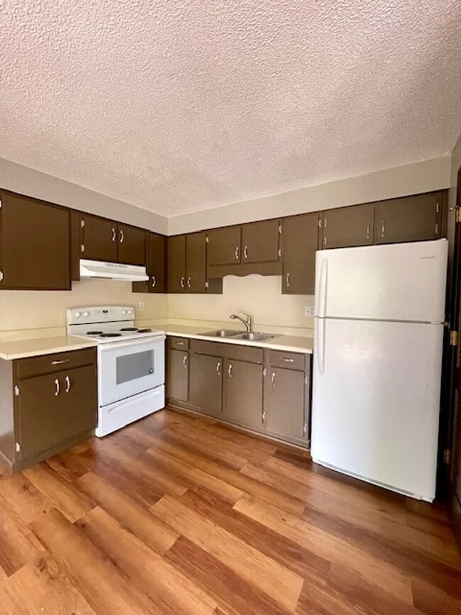 Building Photo - GREAT 2 Bedroom Available! Unit 1016 1/2