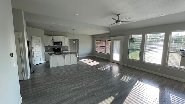 Photo - Stylish 4-Bed With Fireplace & Covered Porch