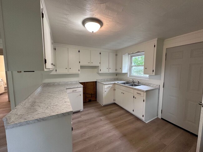 Photo - For Rent – $1,100/month | 2 Bed | 1 Bath Unit 2966 Old Shelby Rd