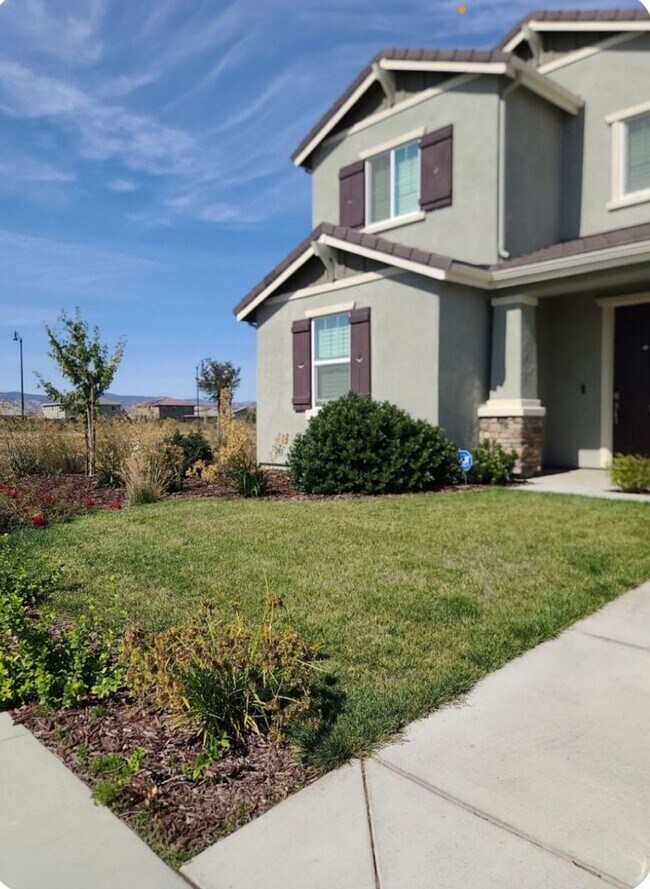 Photo - Stunning newer 5 bedroom, 3 bathroom with ...
