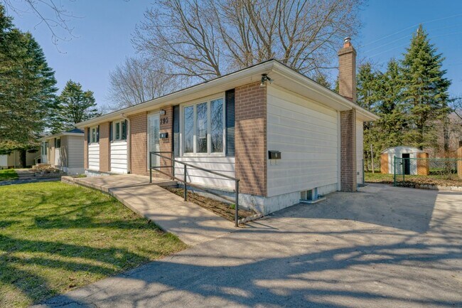 Photo - Bright & Spacious 3 Bedroom Main Floor Uni... Unit 1