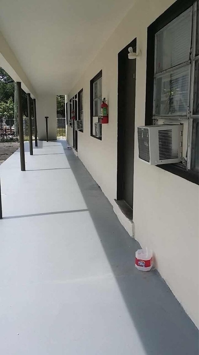 Photo - 700 Tamarind Ave