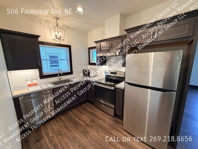 Building Photo - 506 Fairview Ave NE Unit 1