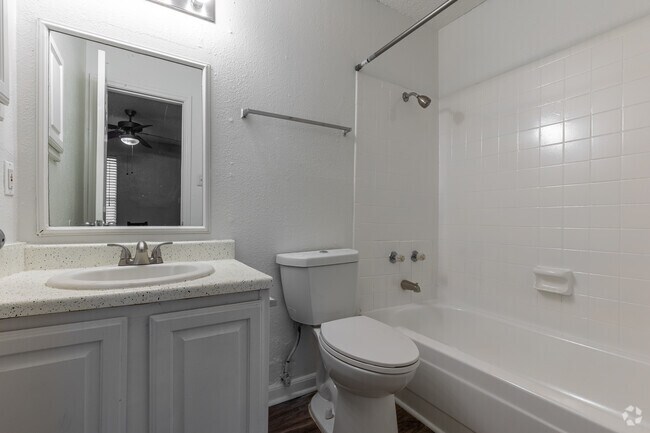 2BR, 2BA - 884SF - Primary Bathroom