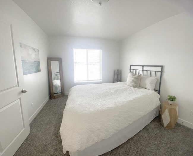 Photo - 183 E 550 N