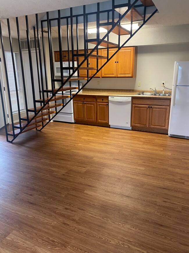 Photo - 513 S Bowen Rd