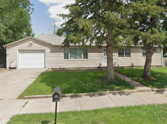 Building Photo - 3 BED | 1 BATH | SINGLE GARAGE | WEST RAPID