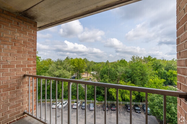 Studio w/Balcony - 310SF - Bridgeport Suites