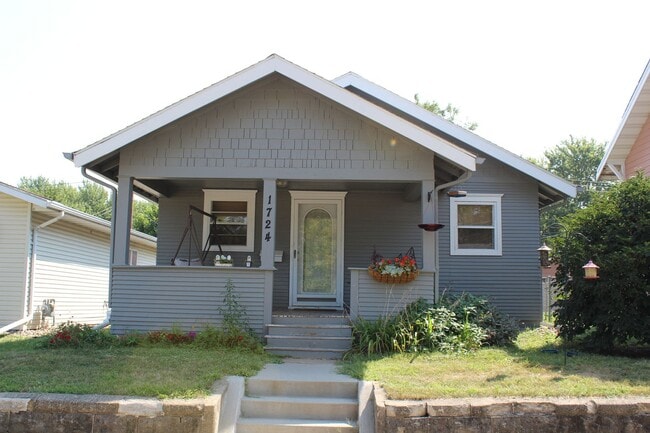 Building Photo - Sunny Home Awaits You Unit 1724 S 8th Ave