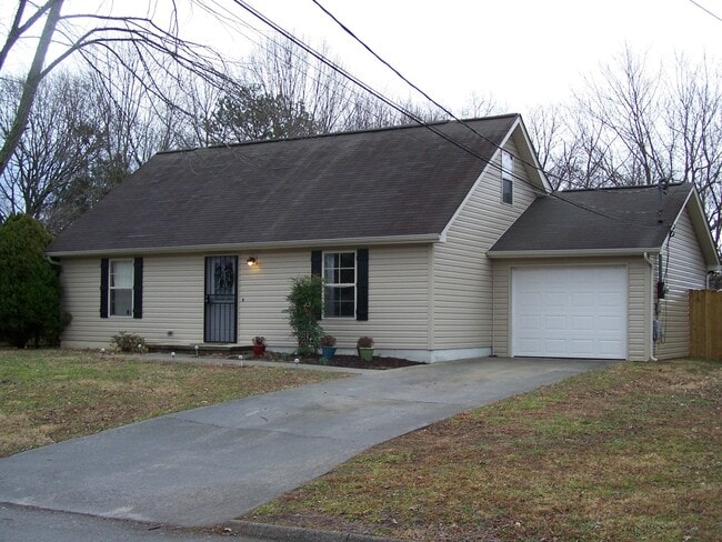 Building Photo - Charming 4-Bedroom Cape Cod Home in Knoxville
