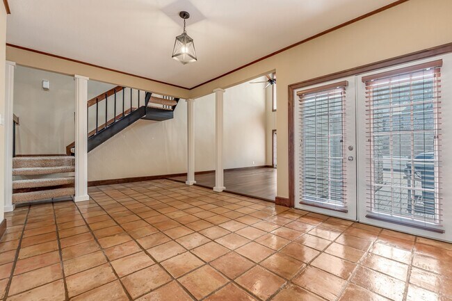 Photo - 516 S Post Oak Ln Unidad 18