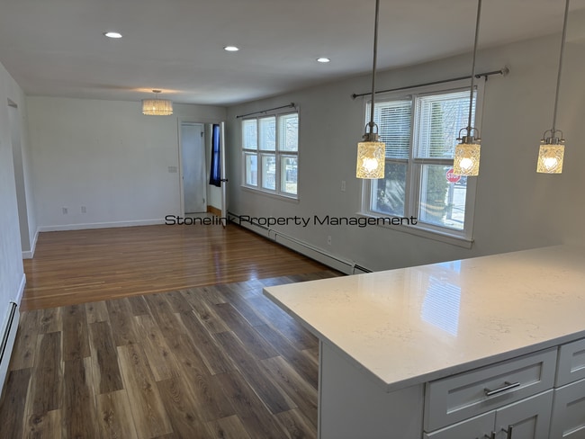 Photo - 321 Budlong Rd Unidad 2