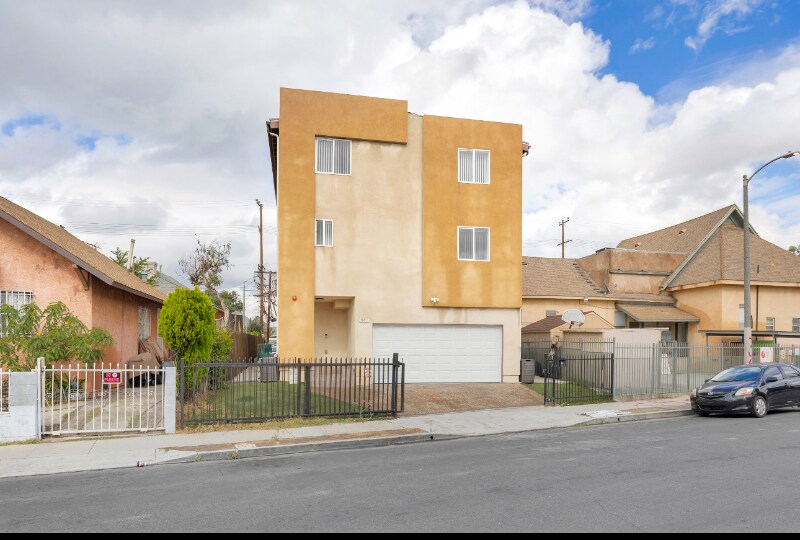 Photo - 338 E 36th St