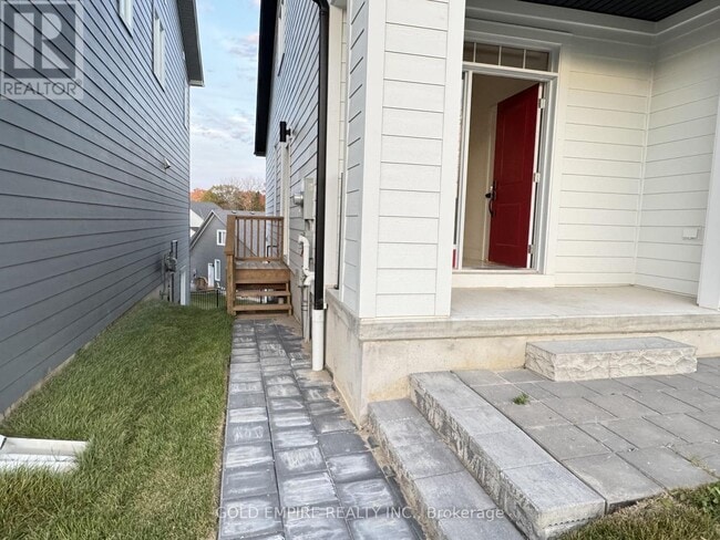 Photo - 30 Julie Cresent