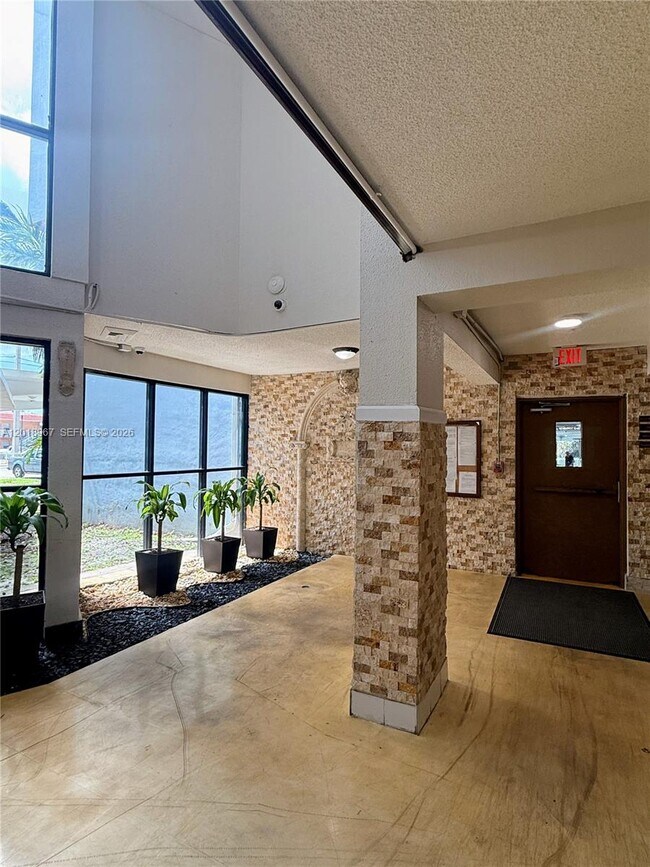 Photo - 2025 NE 164th St Unidad 810