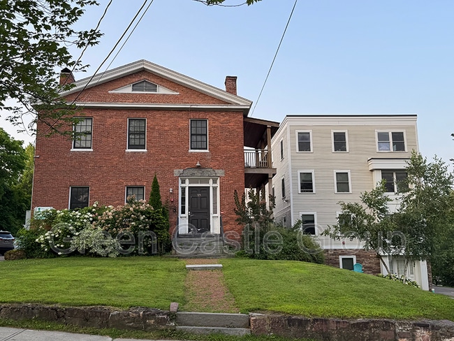 323-325 College Street, Unit 11 - 323-325 College Street, Unit 11 Unidad 11 Rental
