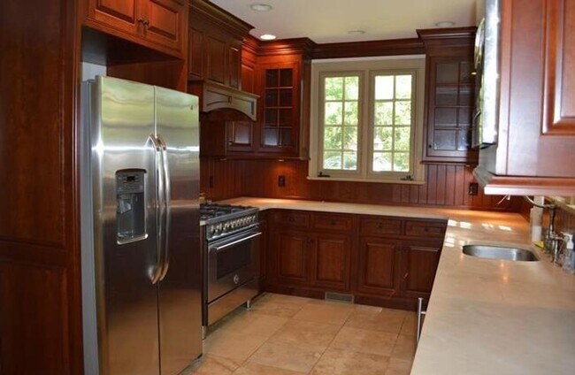 Photo - Large Updated 5 Bed / 3.5 Bath Home - Larg...