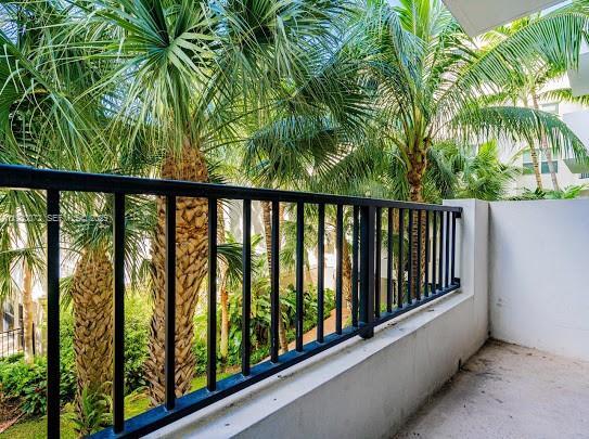 Photo - 2421 NE 65th St Unidad 309