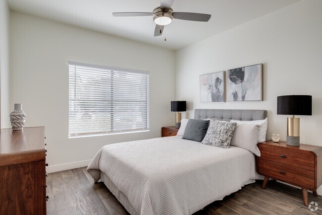 2BR, 2BA - 961SF