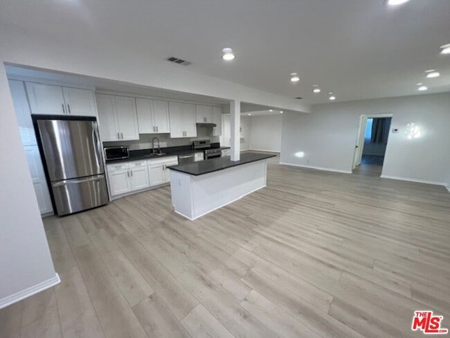 Photo - 10745 Saticoy St