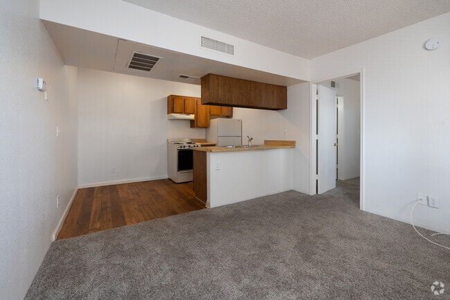 1 habitación, 1 baño, 472 pies cuadrados, sala de estar - Falcon Court Apartments