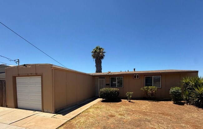 Building Photo - Charming 3BR Home with Spacious Yard in El...