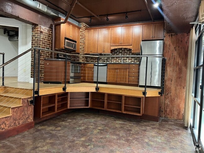 Building Photo - 236 W Jackson Ave Unit Fire Street Loft - 236