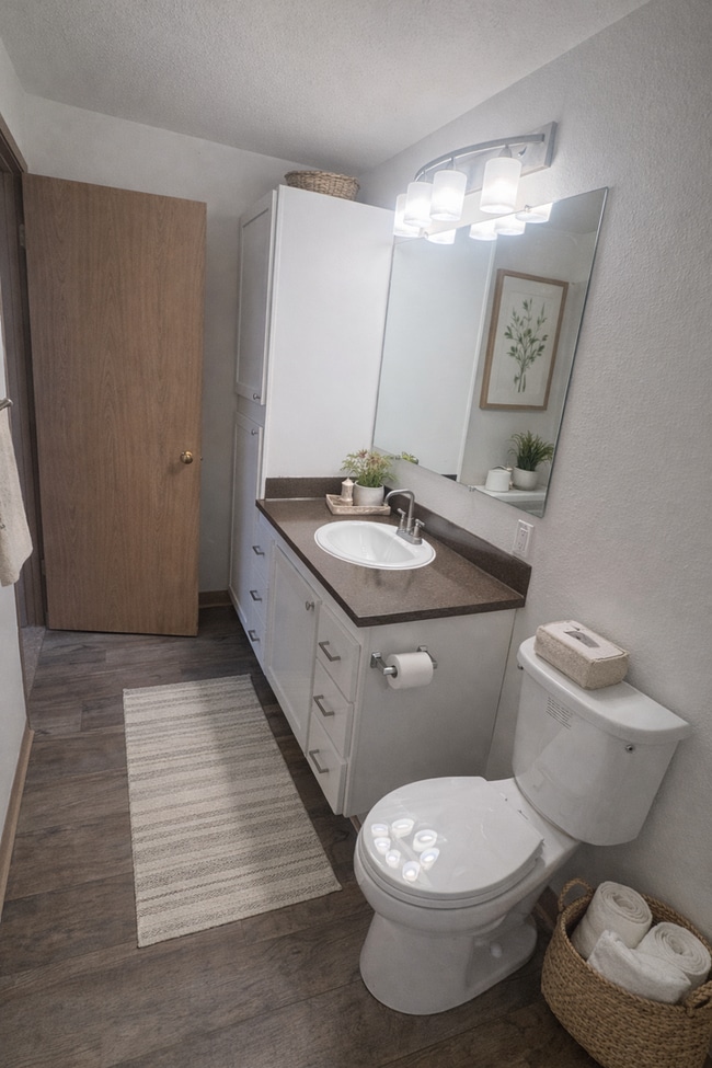 Photo - Lakeview Court Apartments