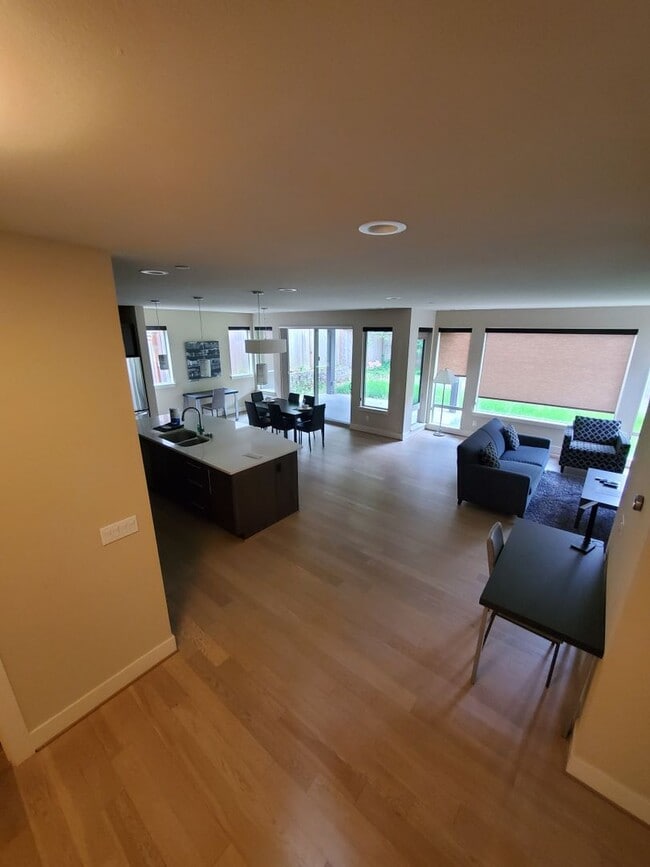 Building Photo - Spacious, Modern Living full of luxurious details!