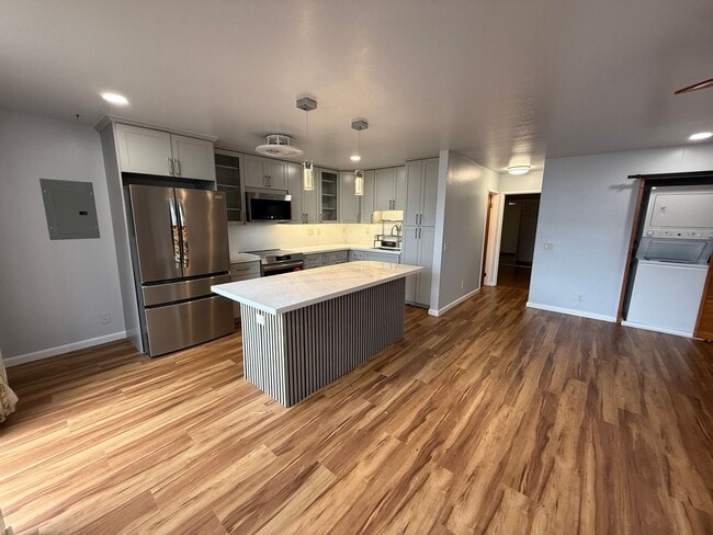 Building Photo - Beautifully Remodeled 2 bedroom townhome i... Unit 4A