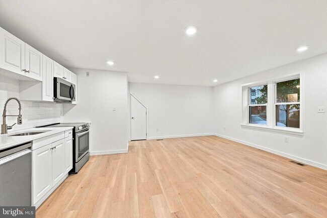 Building Photo - 400 N Front St Unit E