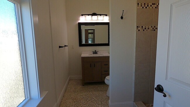 1439 Huntoon St Unit Loft Apartment
