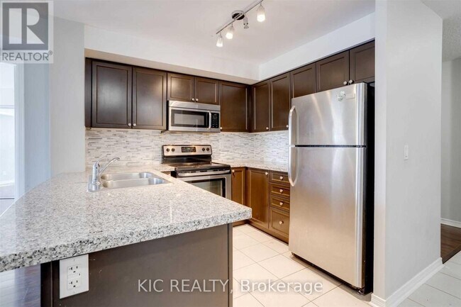 Photo - 3 Michael Power Pl Unité 207