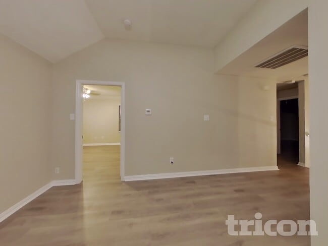 Photo - 2304 Greenview Dr