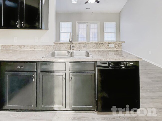 Photo - 871 Anchor Way NE