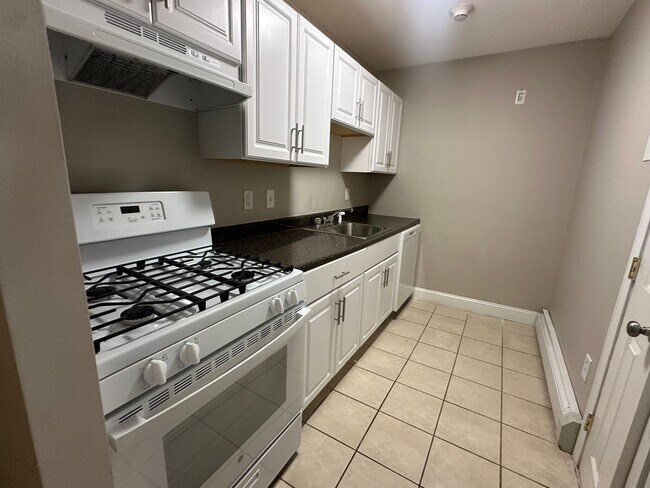 Photo - Spacious 1 Bed/ 1 Bath in Cranston! Unit 435 Oaklawn Ave  114
