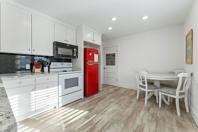 Photo - 407 NW H St