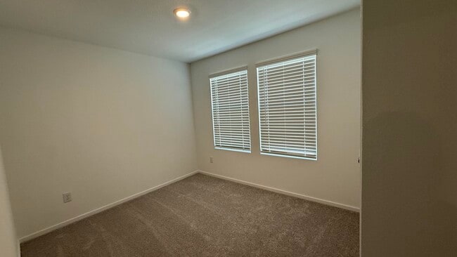 Photo - 913 Pertuso Ln