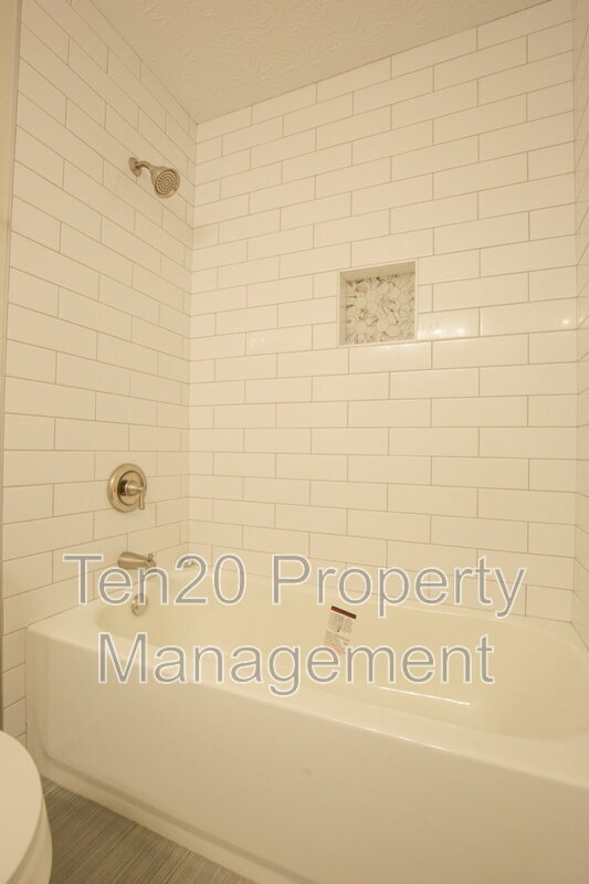 Photo - 6823 Live Oaks Dr