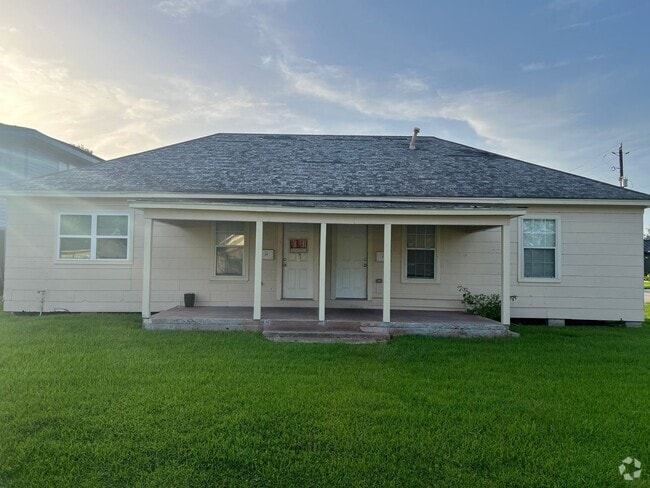 Building Photo - Charming 2BR Duplex in La Porte Rental