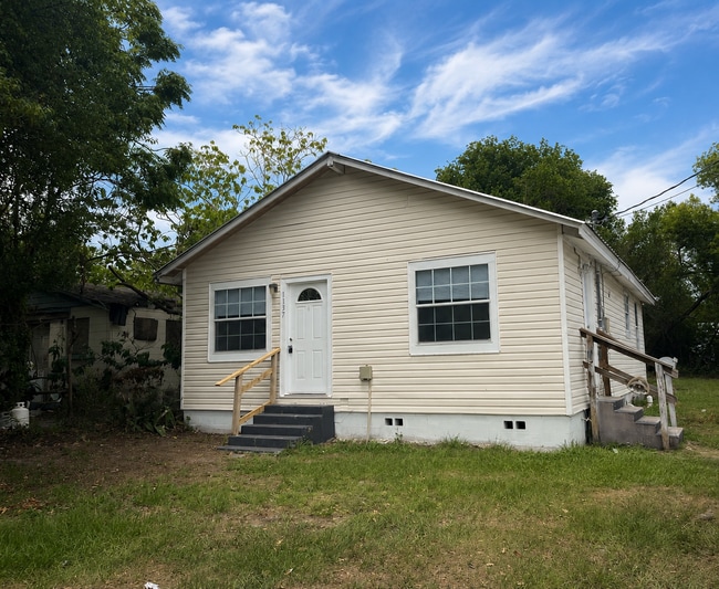 Building Photo - Nice 3BR/1BA Lakeland Home, Laminate Wood Floors, HUGE Privacy Fenced Backyard!