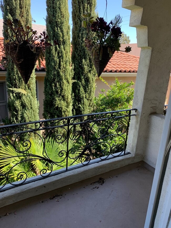 Photo - 9560 1/2 W Olympic Blvd