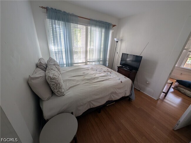 Photo - 1637 Woodford Ave