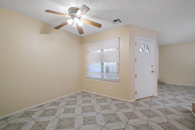 Photo - 1650 S Campus Ave Apartamento Unidad #16