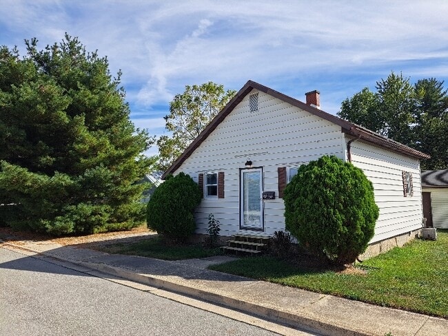 Building Photo - 718 Center St