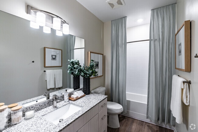 2BR, 2BA - 1113SF - First Bathroom