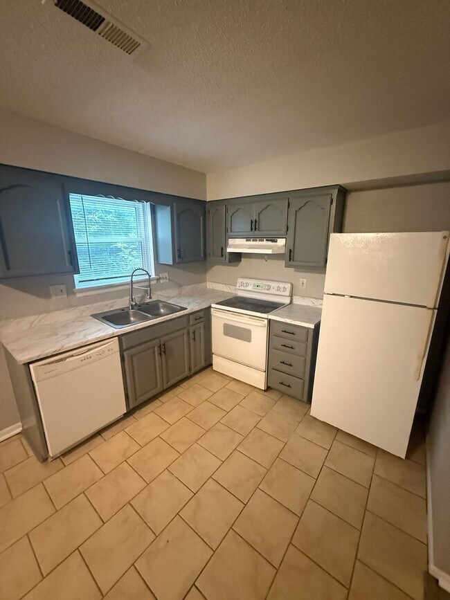 Photo - Updated 2 Bedroom Townhome with Garage – B...