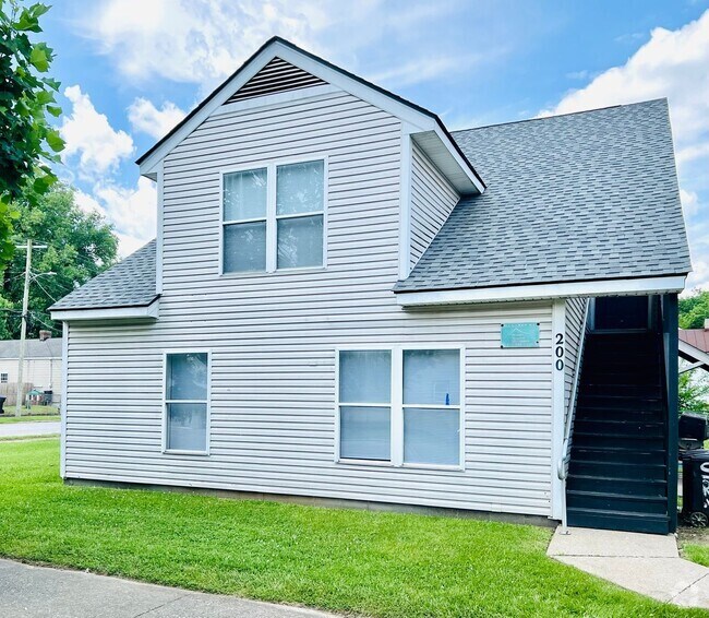Building Photo - Updated 2 bedroom apartment in Portland no... Unit 200-4